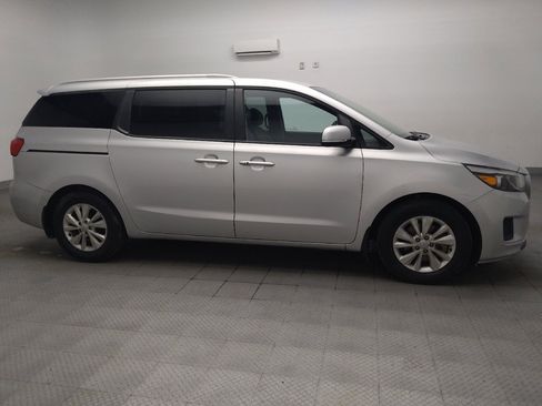 Used 2018 Kia Sedona LX w/ LX Essentials Premium Package FWD image 11