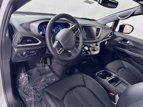 New 2027 Chrysler Pacifica Select AWD/4WD image 3