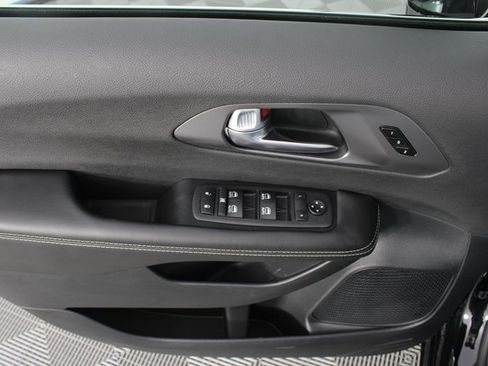 New 2026 Chrysler Pacifica Select image 13