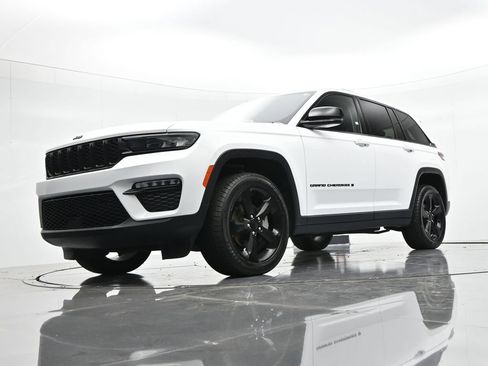 Used 2023 Jeep Grand Cherokee Limited w/ Black Appearance Package AWD/4WD image 22