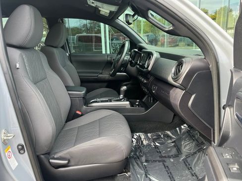 Used 2019 Toyota Tacoma TRD Sport AWD/4WD image 19