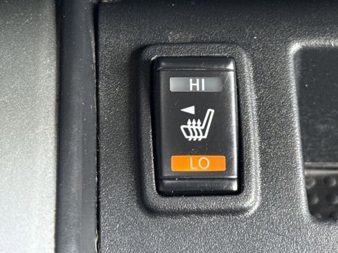 Used 2019 Nissan Titan SV w/ SV Convenience Package image 18