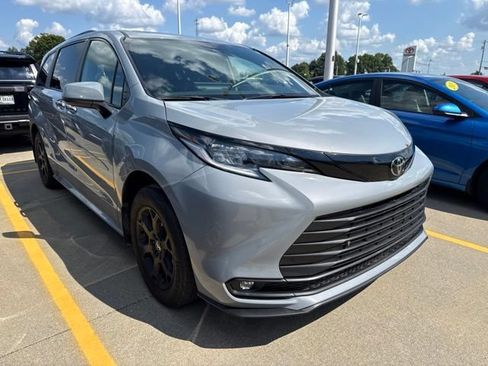 Used 2026 Toyota Sienna XLE Woodland Edition AWD/4WD image 11
