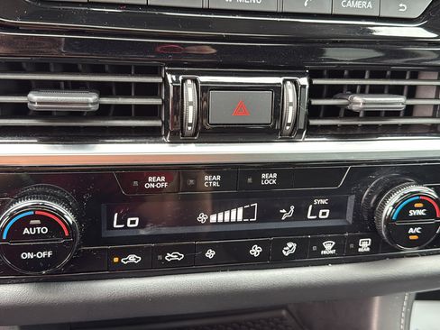 Used 2023 Nissan Pathfinder SV w/ SV Premium Package AWD/4WD image 15
