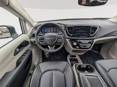 Used 2023 Chrysler Pacifica Touring-L FWD image 17