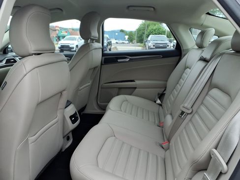 Used 2017 Ford Fusion SE w/ Fusion SE Technology Package FWD image 9