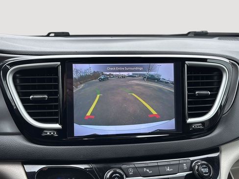 Used 2024 Chrysler Pacifica Touring-L FWD image 33