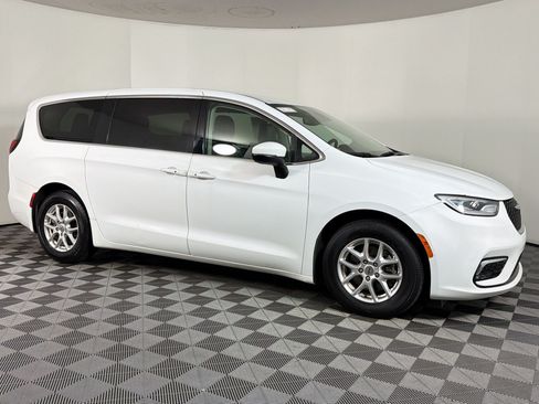 Used 2023 Chrysler Pacifica Touring-L FWD image 6