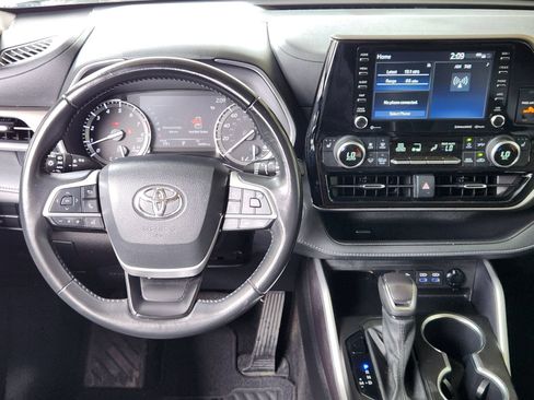Used 2022 Toyota Highlander XLE FWD image 27