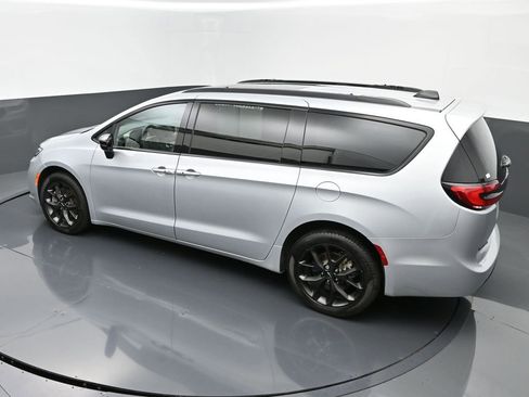 Used 2023 Chrysler Pacifica Limited w/ S Appearance Package image 40
