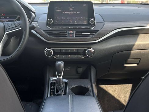 Used 2025 Nissan Altima 2.5 SV FWD image 17