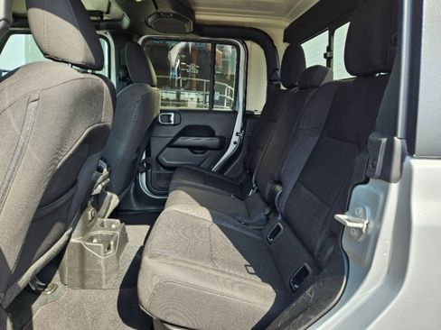 Used 2023 Jeep Gladiator Overland image 14