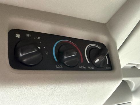 Used 2005 Ford Excursion XLT image 25