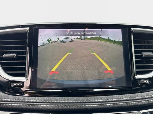 Used 2025 Chrysler Pacifica Limited FWD image 25