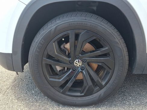 Used 2021 Volkswagen Atlas SE w/ Panoramic Sunroof Package image 3