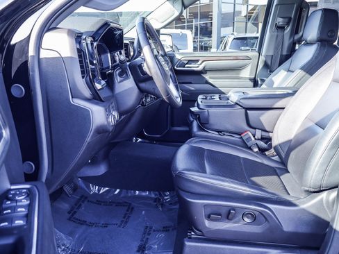 Certified 2025 GMC Sierra 1500 SLT image 2