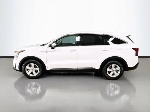 Certified 2025 Kia Sorento LX image 4