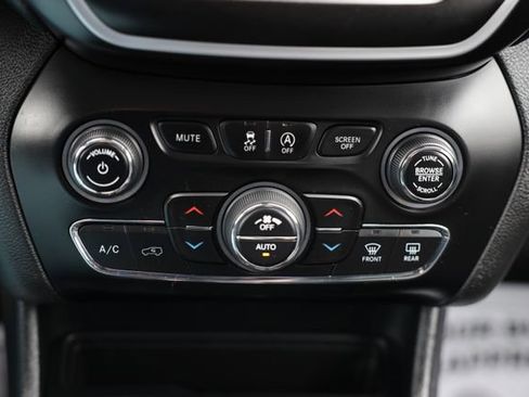 Used 2021 Jeep Cherokee Latitude Lux w/ Comfort/Convenience Group AWD/4WD image 29