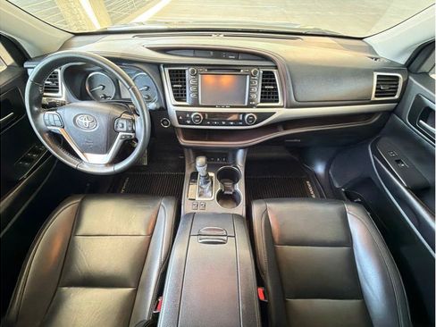 Used 2019 Toyota Highlander XLE AWD/4WD image 16