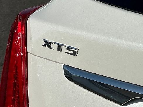 Used 2018 Cadillac XT5 Luxury w/ Driver Awareness Package AWD/4WD image 17