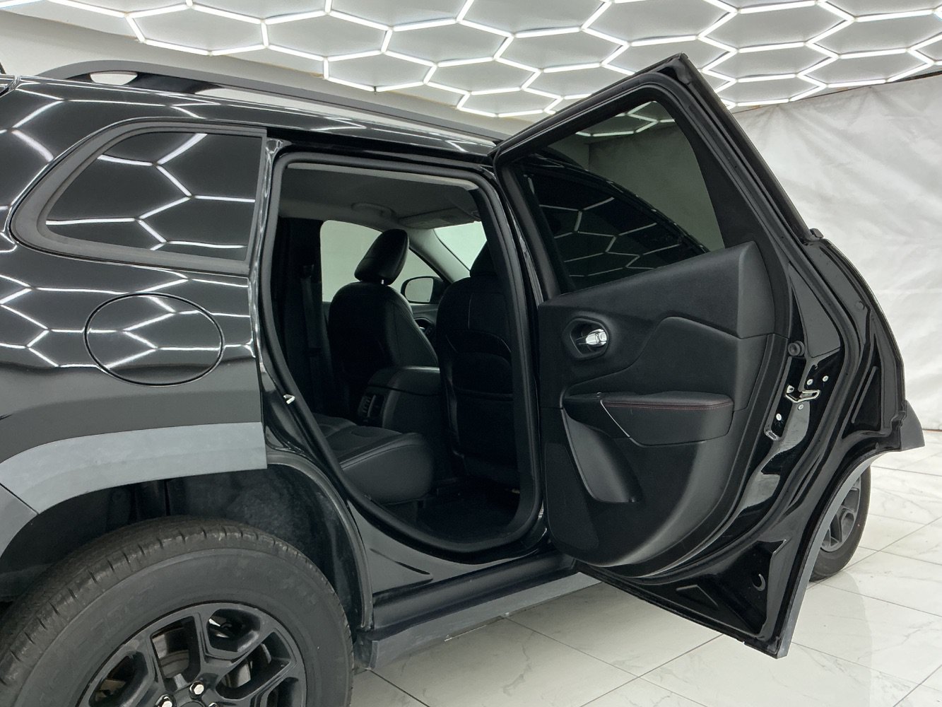 Used 2021 Jeep Cherokee Trailhawk w/ Premium Leather Package AWD/4WD image 23