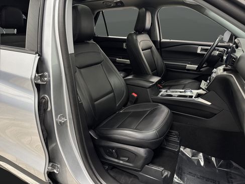 Used 2023 Ford Explorer XLT AWD/4WD image 30