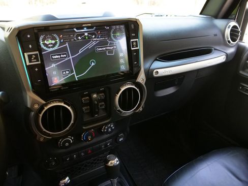 Used 2015 Jeep Wrangler Unlimited Sahara w/ Connectivity Group AWD/4WD image 14