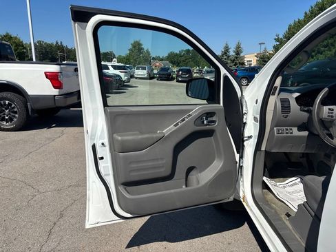 Used 2016 Nissan Frontier SV w/ SV Value Truck Package AWD/4WD image 15
