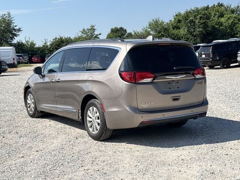 Used 2017 Chrysler Pacifica Touring-L FWD image 3