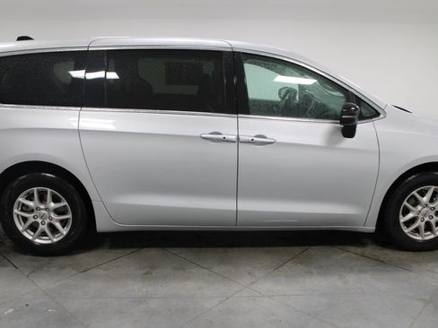 Used 2024 Chrysler Pacifica Touring-L FWD image 11