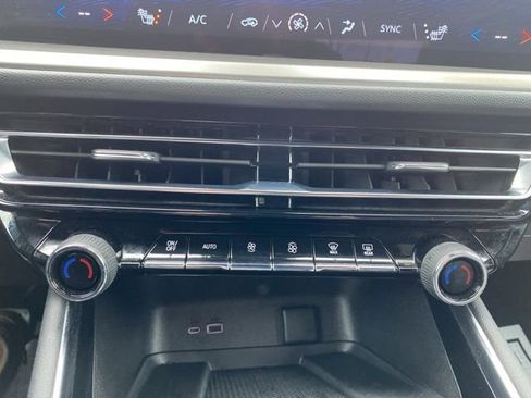 Used 2025 Chevrolet Traverse LT AWD/4WD image 17