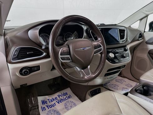 Used 2019 Chrysler Pacifica Touring-L Plus image 9