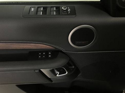 Used 2022 Land Rover Discovery S R-Dynamic image 9