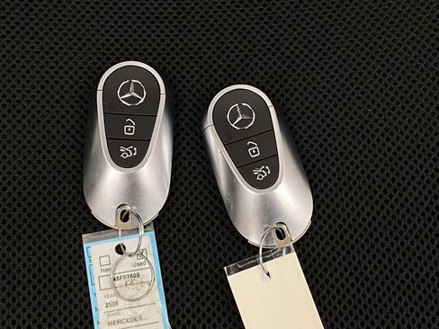 Used 2025 Mercedes-Benz GLC 300 image 9