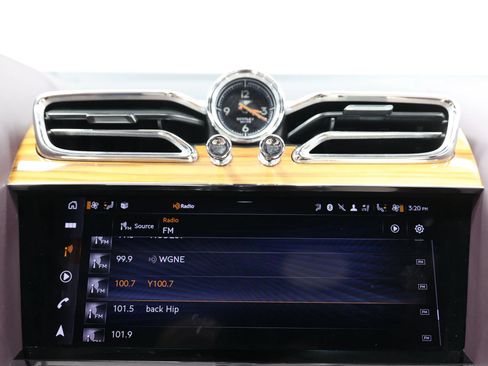 Used 2023 Bentley Bentayga Extended Wheelbase AWD/4WD image 43