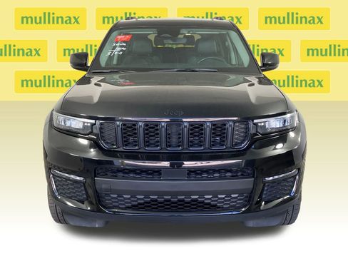 Used 2023 Jeep Grand Cherokee L Limited w/ Black Appearance Package image 15