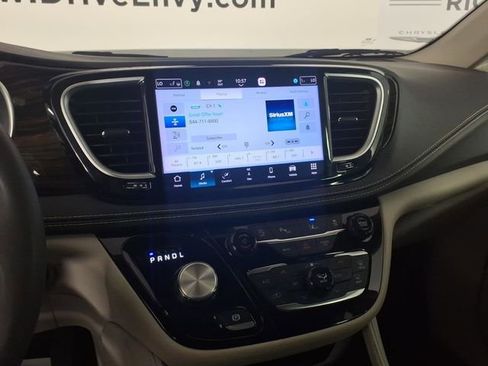 Used 2023 Chrysler Pacifica Limited FWD image 21