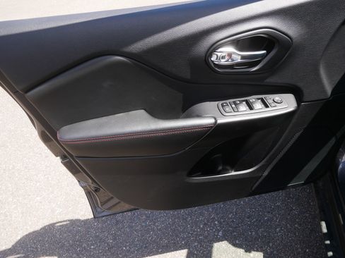 Used 2022 Jeep Cherokee Trailhawk AWD/4WD image 21