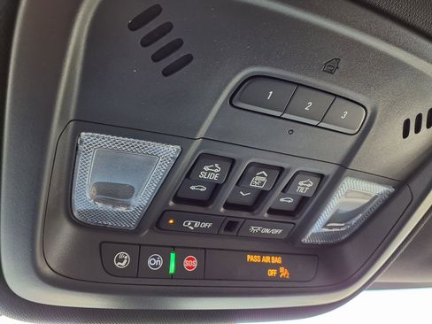 Used 2023 Chevrolet Traverse RS AWD/4WD image 19