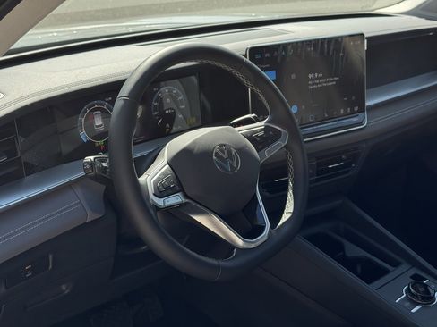 New 2025 Volkswagen Tiguan SE image 18