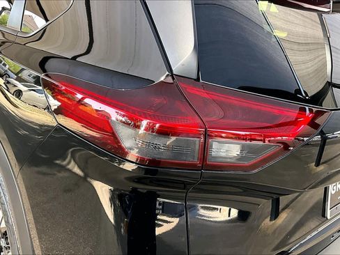 Certified 2023 Nissan Rogue SV FWD image 28