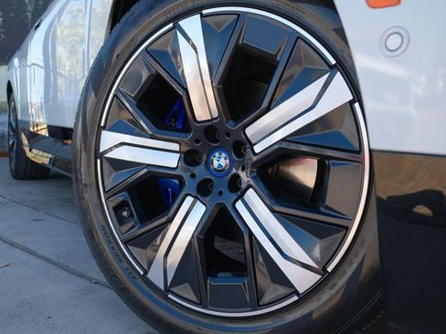 Used 2023 BMW iX xDrive50 w/ Sport Package AWD/4WD image 39