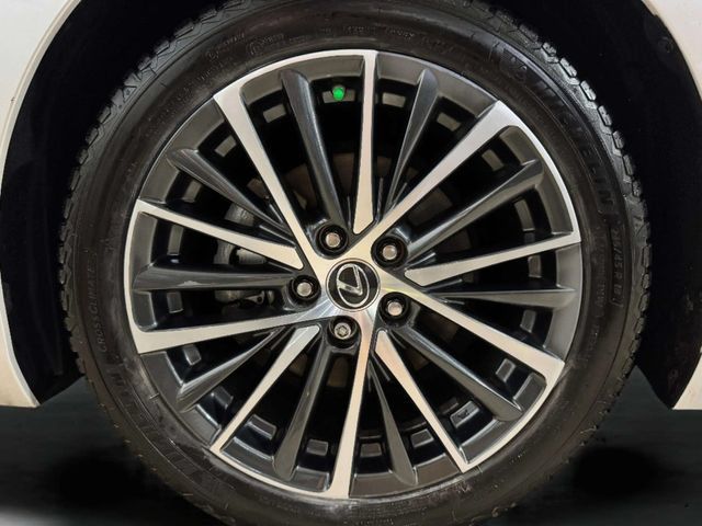 Used 2023 Lexus ES 300h w/ Accessory Package (Z1) FWD image 31