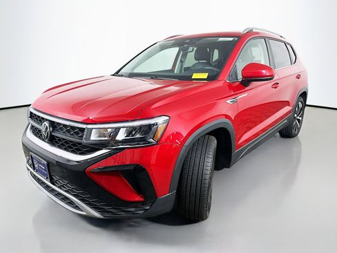 Used 2023 Volkswagen Taos SE w/ Panoramic Sunroof Package AWD/4WD image 3