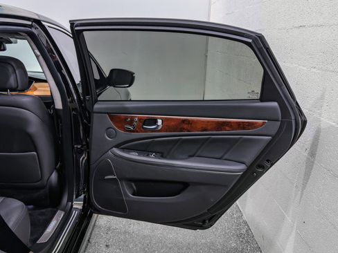 Used 2014 Hyundai Equus Signature image 21