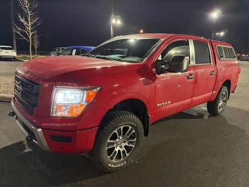 Used 2022 Nissan Titan SV w/ SV Convenience Package image 3