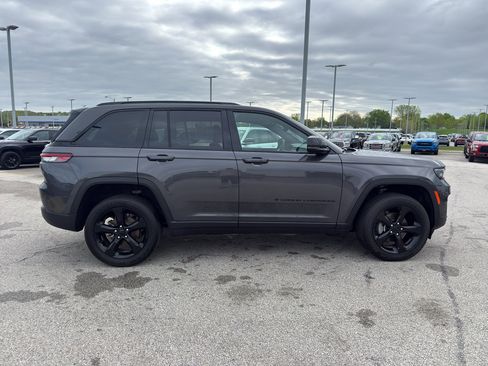 Used 2024 Jeep Grand Cherokee Altitude AWD/4WD image 4