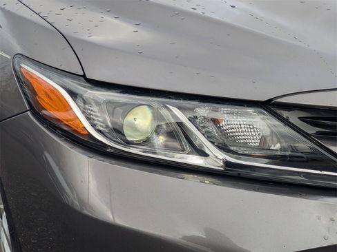 Used 2020 Toyota Camry LE image 14