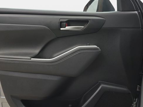 Used 2020 Toyota Highlander XLE FWD image 23