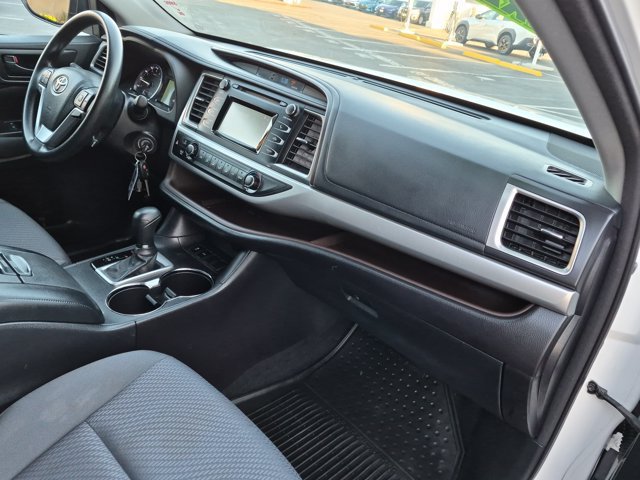 Used 2016 Toyota Highlander LE FWD image 6